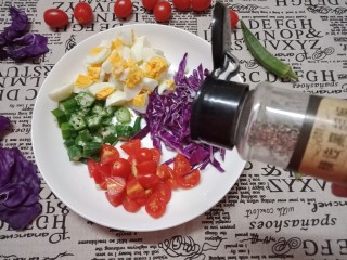 6、夏日清爽减脂～鸡蛋蔬菜沙拉,然后加入盐，黑椒碎和橄榄油搅拌均匀