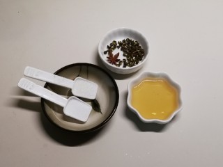 2、无水椒味虾,准备好调味品