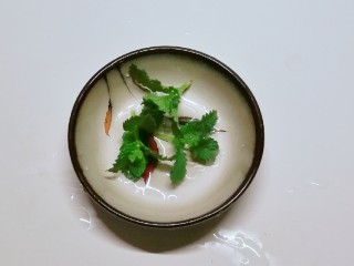 3、无水椒味虾,新摘薄荷叶子 清洗干净备用
