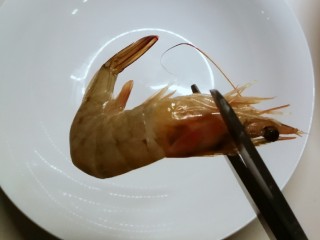 4、无水椒味虾,剪去虾头顶端最坚硬的部分