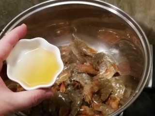 10、无水椒味虾,放入黄酒