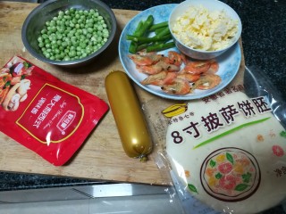 2、绿油油的披萨,好吃不腻,披萨食材合影