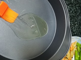 3、绿油油的披萨,好吃不腻,用刷子刷匀