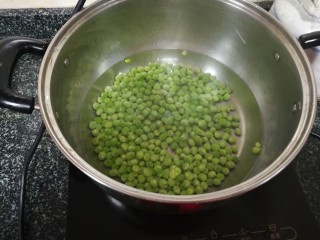 4、绿油油的披萨,好吃不腻,水开后,豌豆仁稍微煮一下,不然很难烤熟.