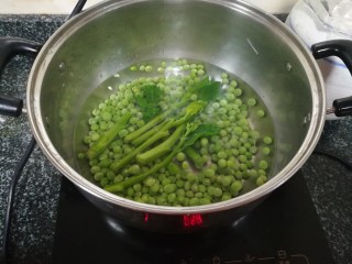 5、绿油油的披萨,好吃不腻,加入青菜茎焯水