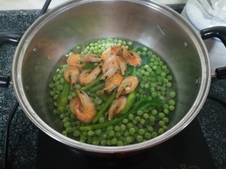 6、绿油油的披萨,好吃不腻,加入虾干焯水