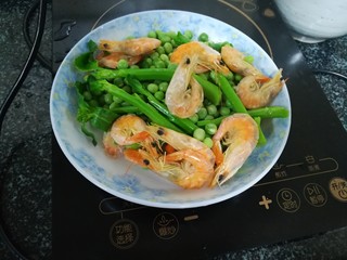 7、绿油油的披萨,好吃不腻,几分钟后捞起沥干备用