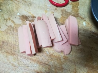 8、绿油油的披萨,好吃不腻,火腿肠切长条