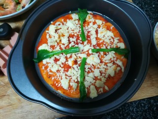 12、绿油油的披萨,好吃不腻,摆上青菜茎