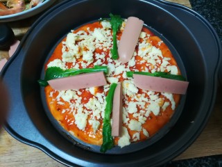 13、绿油油的披萨,好吃不腻,摆上火腿肠