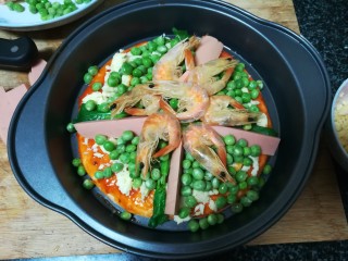 14、绿油油的披萨,好吃不腻,摆上豌豆仁和虾干