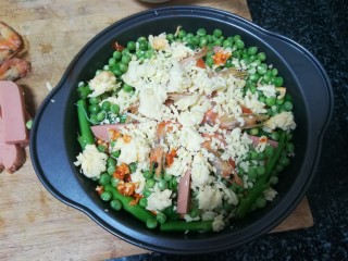 15、绿油油的披萨,好吃不腻,又铺上一层奶酪丝