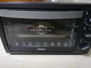 16、绿油油的披萨,好吃不腻,烤箱220度，烤15分钟。