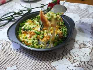 17、绿油油的披萨,好吃不腻,披萨是我和孩子的最爱，昨晚的夜宵，今天的早餐，他还吃得不过瘾呢，真的香喷喷的，非常好吃。