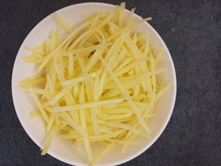 2、凉拌土豆丝胡萝卜丝,切成丝
