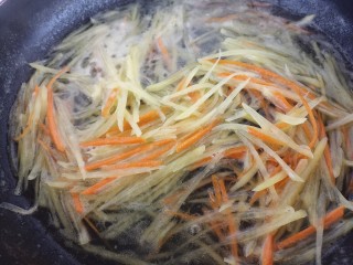 5、凉拌土豆丝胡萝卜丝,煮大约一分钟就可以