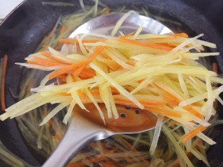 6、凉拌土豆丝胡萝卜丝,捞出来