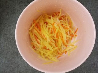 8、凉拌土豆丝胡萝卜丝,沥干水分