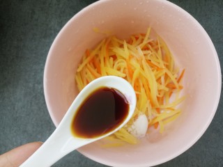 11、凉拌土豆丝胡萝卜丝,一勺酱油