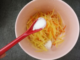 10、凉拌土豆丝胡萝卜丝,一勺盐