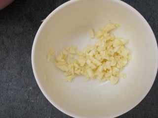 13、凉拌土豆丝胡萝卜丝,切蒜末