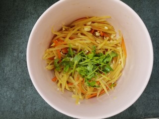 16、凉拌土豆丝胡萝卜丝,再放点香菜