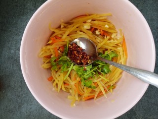 17、凉拌土豆丝胡萝卜丝,加半勺辣椒油