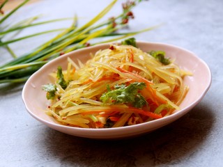 18、凉拌土豆丝胡萝卜丝,拌匀,就可以吃了