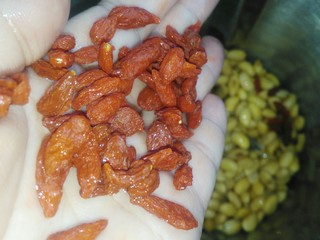 2、枸杞豆浆,加入清洗干净的枸杞。