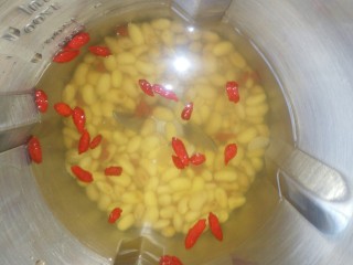 3、枸杞豆浆,加入清水。按下豆浆键。