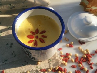 4、枸杞豆浆,二十多分钟，一杯热乎乎的枸杞豆浆做好了。