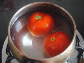 3、披萨酱,煮沸开水后，放进去烫1分钟，翻滚一下