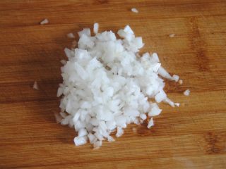 6、披萨酱,白洋葱切碎，蒜米切碎