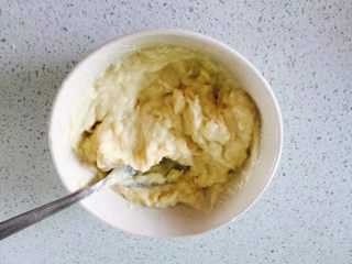 3、什锦水果披萨,榴莲肉和奶油奶酪搅拌均匀