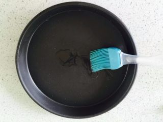 5、什锦水果披萨,给烤盘刷油