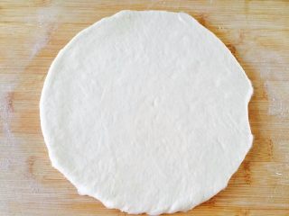 6、什锦水果披萨,发酵好的面团，擀成比披萨盘大一圈的面饼