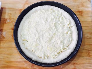 9、什锦水果披萨,摆上三分之二的马苏里拉，在铺上榴莲肉拌的奶油奶酪泥