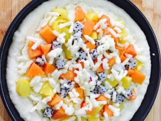 11、什锦水果披萨,铺上剩下的三分之一，在饼皮边上刷上全蛋液