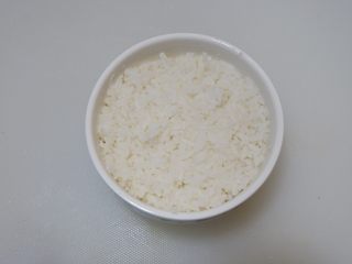 12、卡通狮子蛋烧便当「12」,装入适量米饭压实。