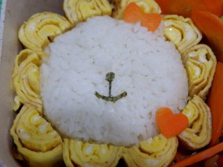 25、卡通狮子蛋烧便当「12」,鼻子与嘴巴中间这条线，用剪刀剪出来。