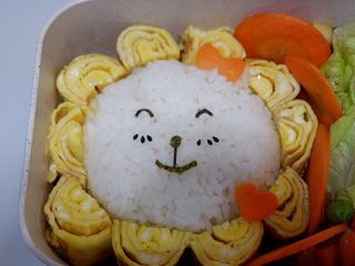 27、卡通狮子蛋烧便当「12」,脸颊两面，分别粘上3粒黑芝麻