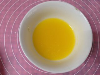 1、冻干草莓酸奶慕斯,黄油隔热水融化成液体