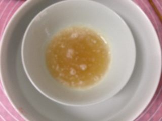 2、冻干草莓酸奶慕斯,吉利丁粉加水泡软，然后隔热水融化成液体