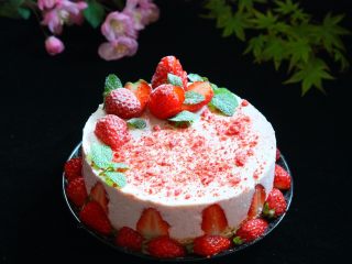 6、冻干草莓酸奶慕斯,取出用热毛巾在蛋糕模外面暖一会儿，用手指将活底部分轻轻向上推，即可取出，最后可以在慕斯蛋糕上点缀草莓，撒少许冻干粉和糖霜就大功告成喽