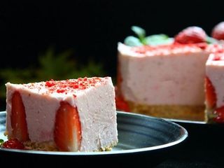 7、冻干草莓酸奶慕斯,切块就可以开吃了