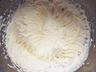 5、奶油木糠杯,打发到花纹明显的程度，装入剪口裱花袋中