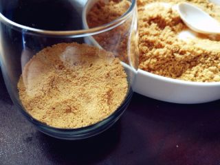 6、奶油木糠杯,在杯底铺一层消化饼干，用勺底压平