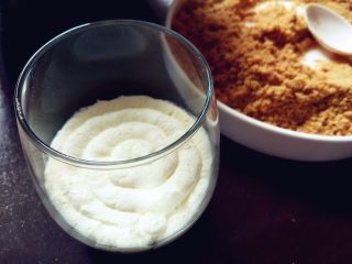 7、奶油木糠杯, 将奶油由外向内均匀地挤入杯内，铺满一个平面