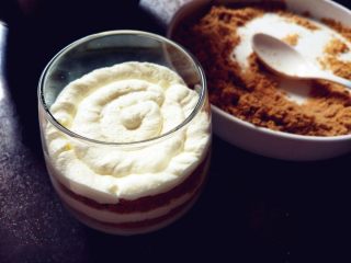 8、奶油木糠杯,再洒少许饼干碎，用勺底压平后，重复上一步