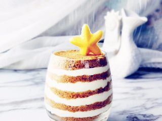 11、奶油木糠杯,将巧克力海星插在杯中即可